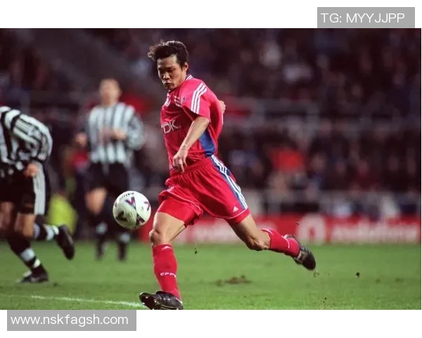 足球明星侧脸海报展现运动魅力与个性风采的完美结合