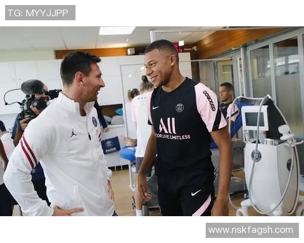 美女与足球明星亲密合影展现运动与魅力的完美结合